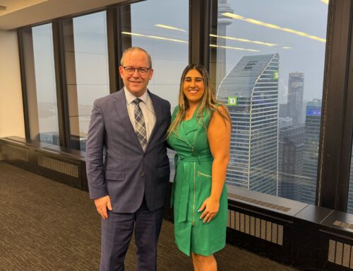 協成律師事務所的律師Aylina Dhanji主持的AI, Tech & Law event上同安省總檢察長 the Attorney General of Ontario 合影留念。